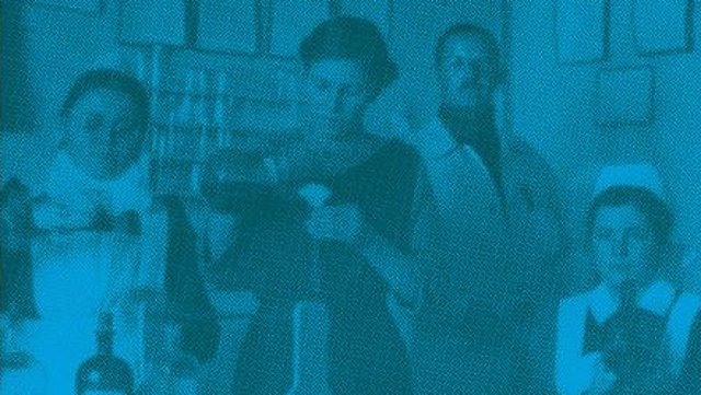 Blau gefärbtes Buchcover mit historischer Fotografie mehrerer Frauen in einem Chemielabor, darüber der Serientitel "landeskundig", darunter der Herausgeber "Tjark Wegner" und darunter der Titel "Frauen an der Universität Tübingen"