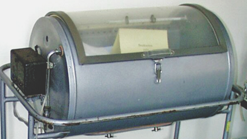 BabyPulmotor by Company Dräger 1950 (ventilator) and MLW Premature Couveuse 1960 (incubator)