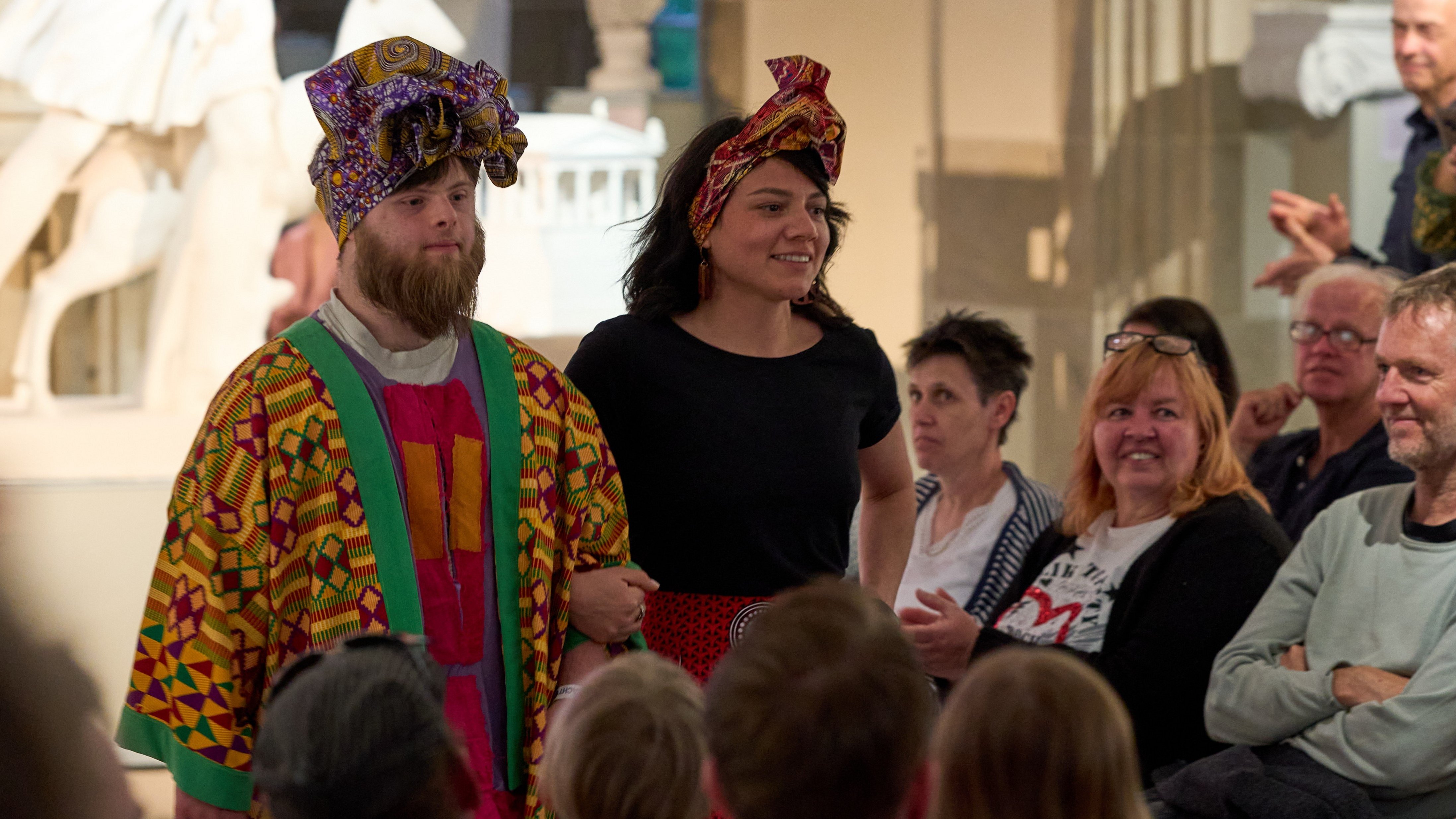 Eine Darstellerin und ein Darsteller auf dem "Catwalk" im Rittersaal auf Schloss Hohentübingen