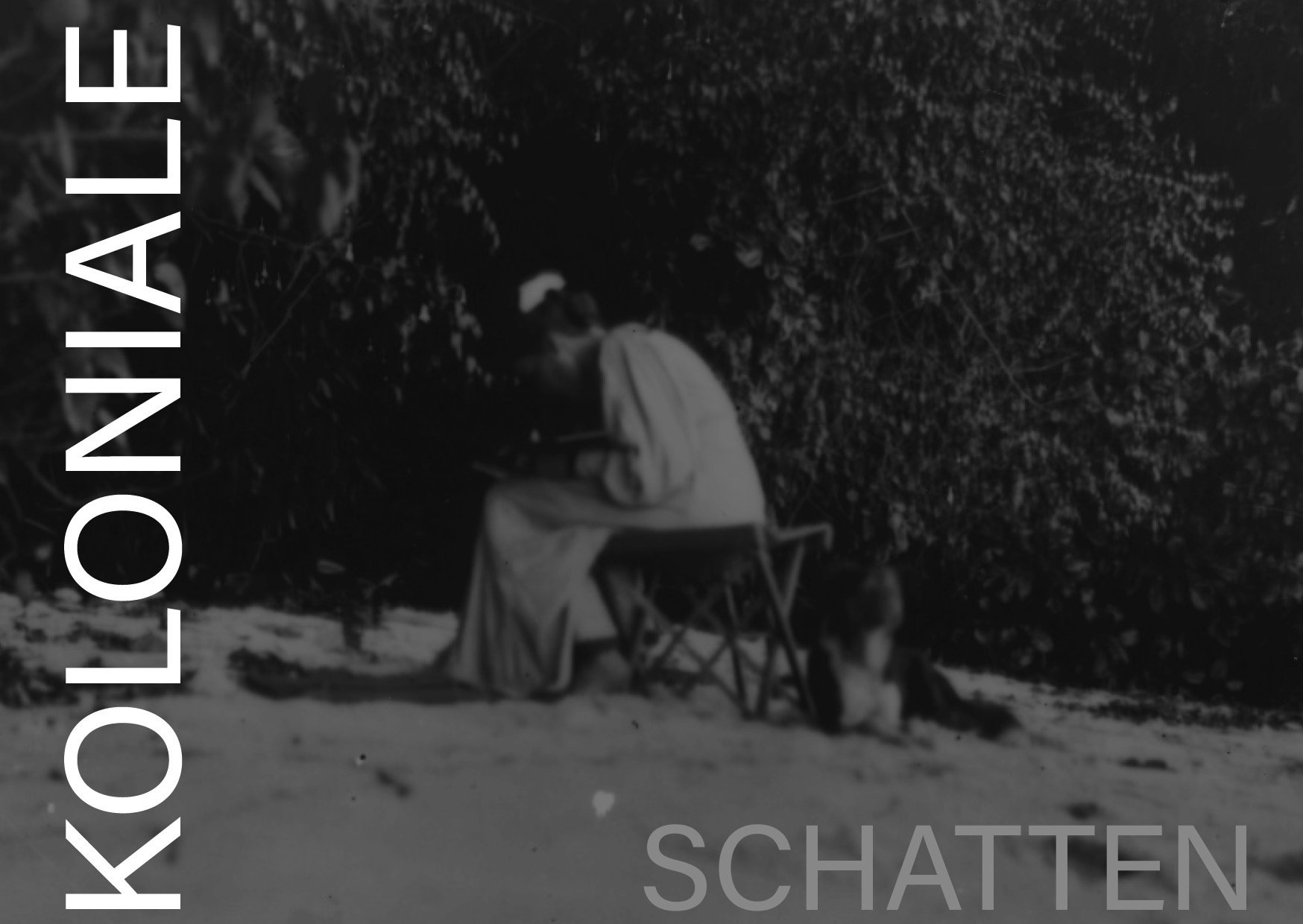 Schwarz-weiß-Fotographie von einer zeichnenden Elisabeth Krämer-Bannow, Schriftzug: "Koloniale Schatten"