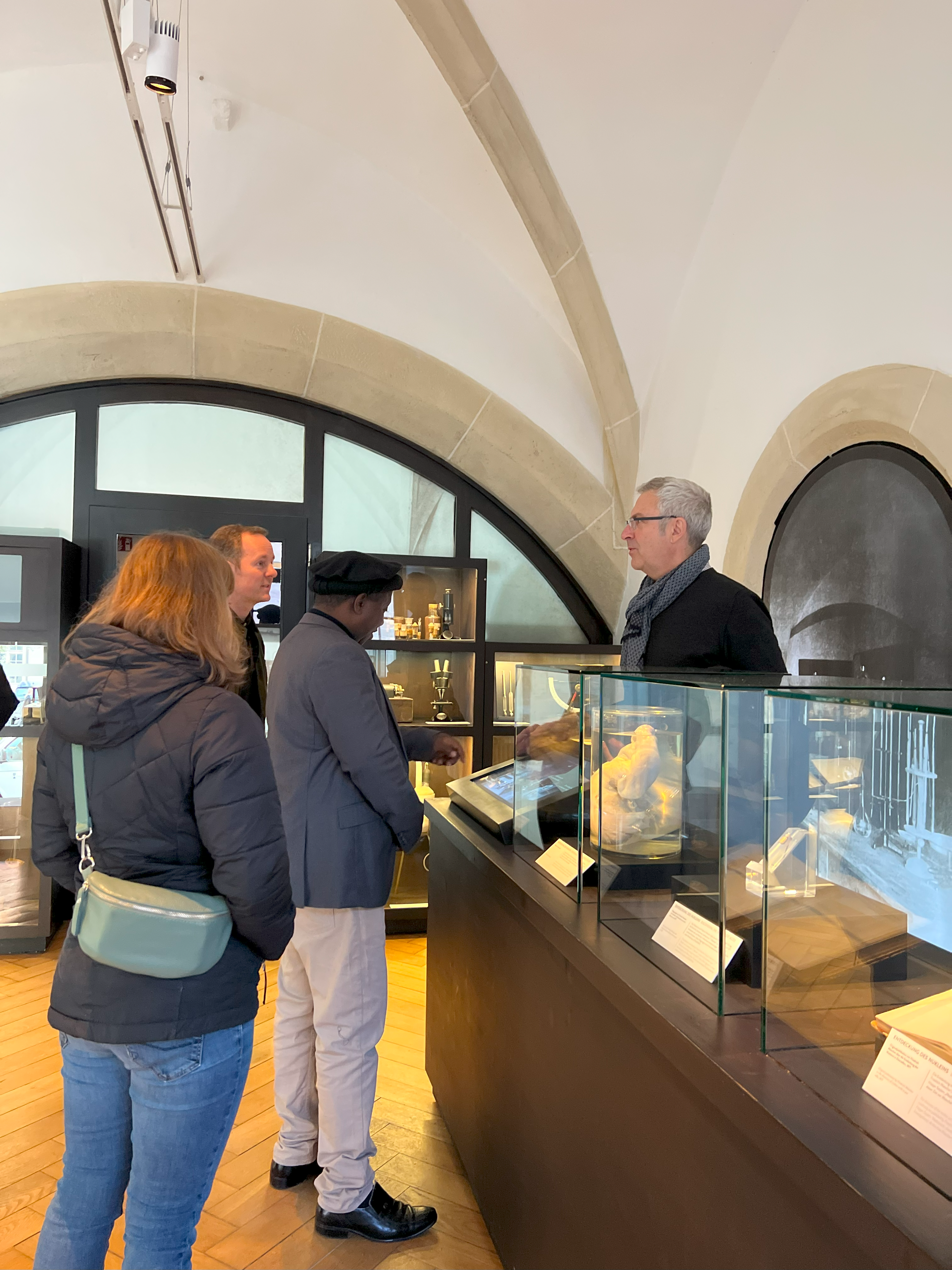 Valence Silayo, Ernst Seidl, Stephan Blum und Annika Vosseler im Schlosslabor 