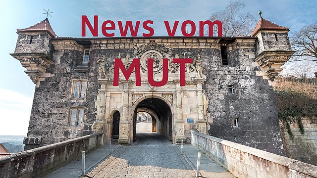 Foto: MUT Blick auf das untere Schlosstor von Schloss Hohentübingen; darüber der burgunderfarbene Schriftzug "News vom MUT"