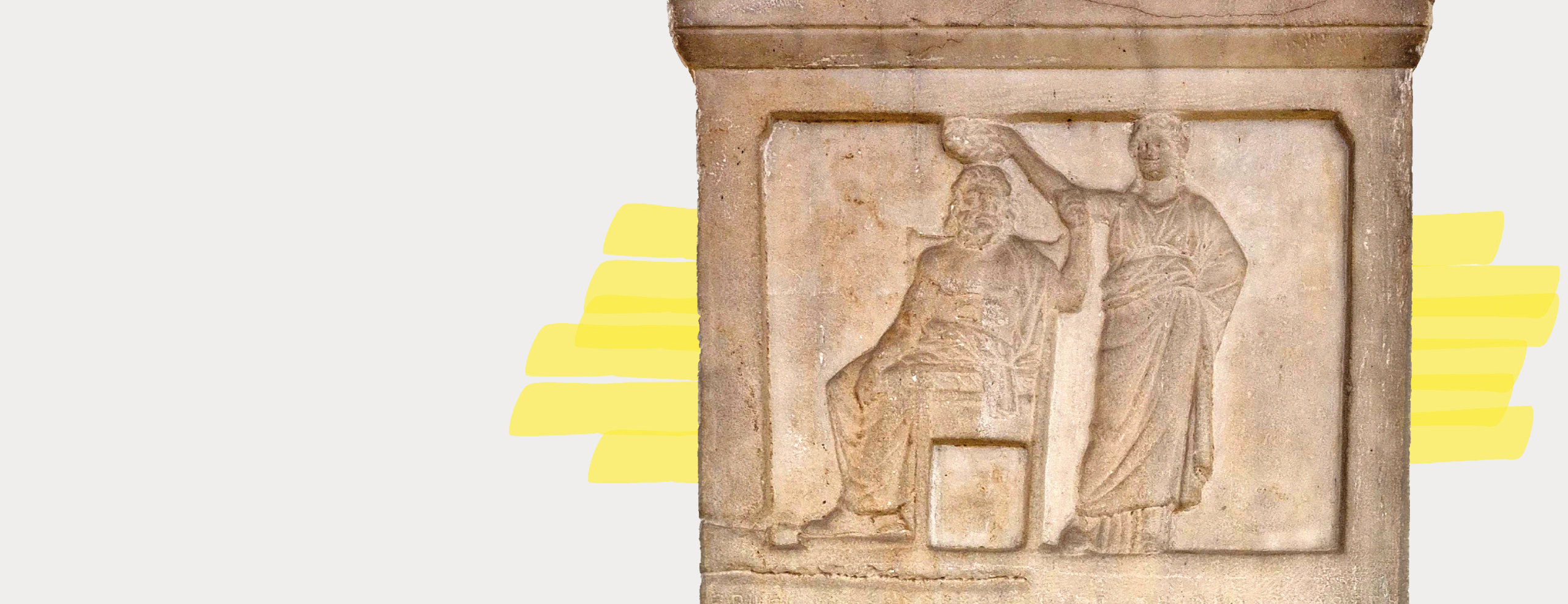 Detailaufnahme einer Stele mit Flachrelief, in dem eine weibliche Figur (Demokratia, rechts) einen Kranz über den Kopf einer sitzenden Männerfigur (personifizierte Bürgerschaft, links) hält